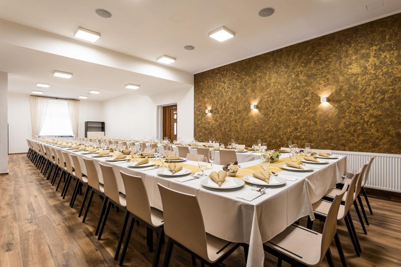 Hotel Jordánek Opočno Kültér fotó